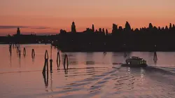 Drôles de villes pour une rencontre Venise, une ville posée sur l'eau