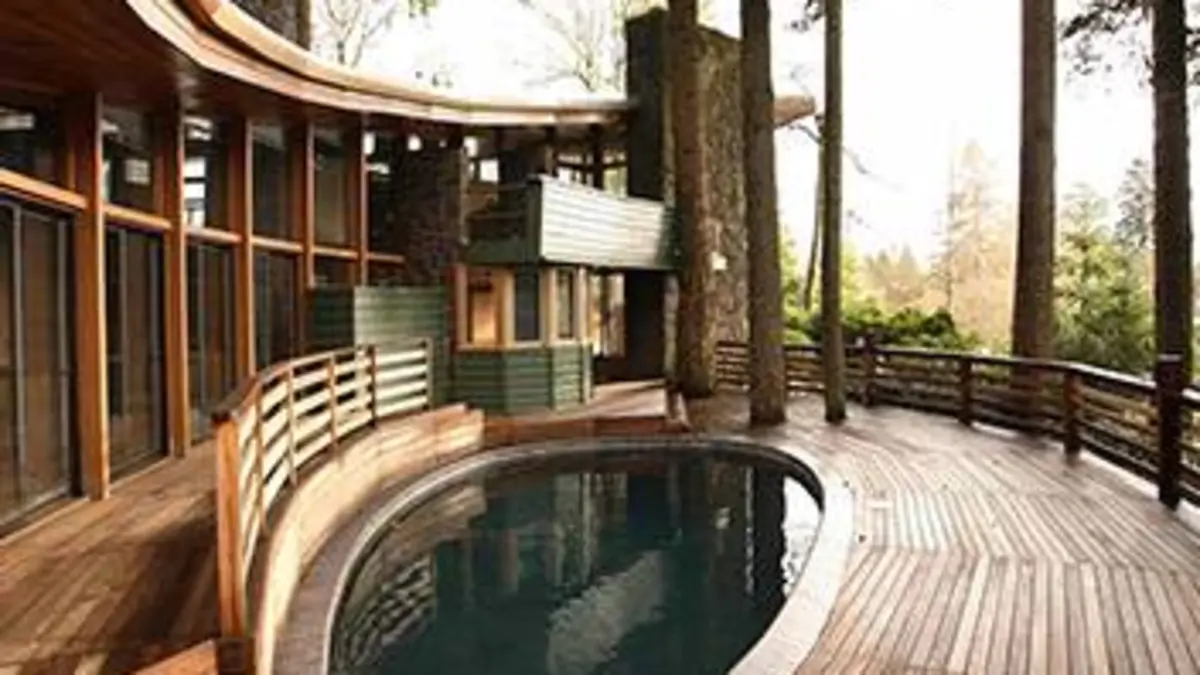 Echo-logis S04E00 Un cocon familial isolé : construire en rondins (Roumanie)