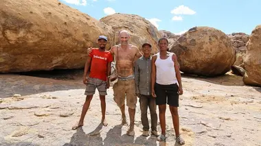 Ed Stafford : Seul au monde Le massif d'Erongo