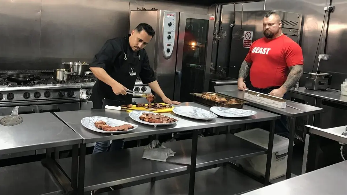 Eddie Eats Christmas Strongman à l'indienne