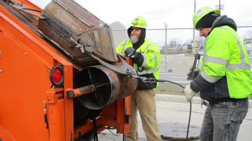 Egoutiers : dans les entrailles des villes C'est pas de la boue