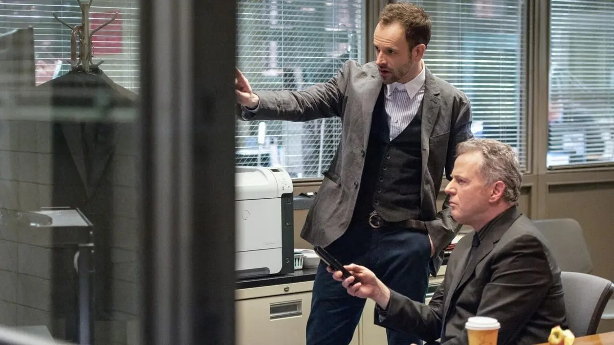 Elementary S01E18 Watson mène l'enquête
