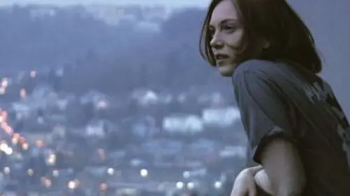 Elle ne pleure pas, elle chante