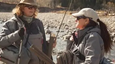 Elles pêchent sur la rivière Highwood en Alberta