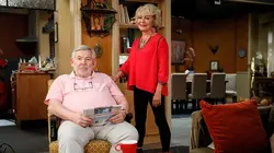 En famille S04E135 À chacun sa version / In Ze Box / Grands travaux