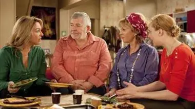 En famille S01E34 Mariage. - Gazon maudit
