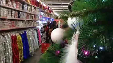 Achats de Noël : plongée au coeur d'Amazon, le plus grand magasin de France