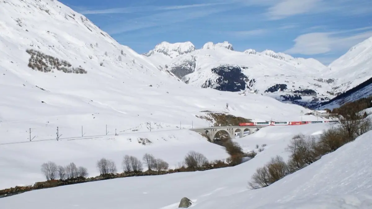 En train à travers la Suisse Le Glacier Express