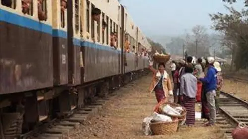 En train à travers le Myanmar E01 1re étape