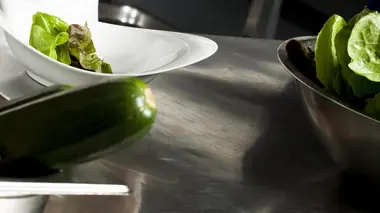 Une salade de carottes, pommes et oignons caramélisés par Mickaël Braure