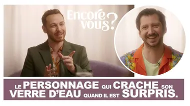 L'homme qui crache son verre d'eau quand il est surpris