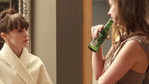 Le fou de l'hôtel S01E08 La reine blanche