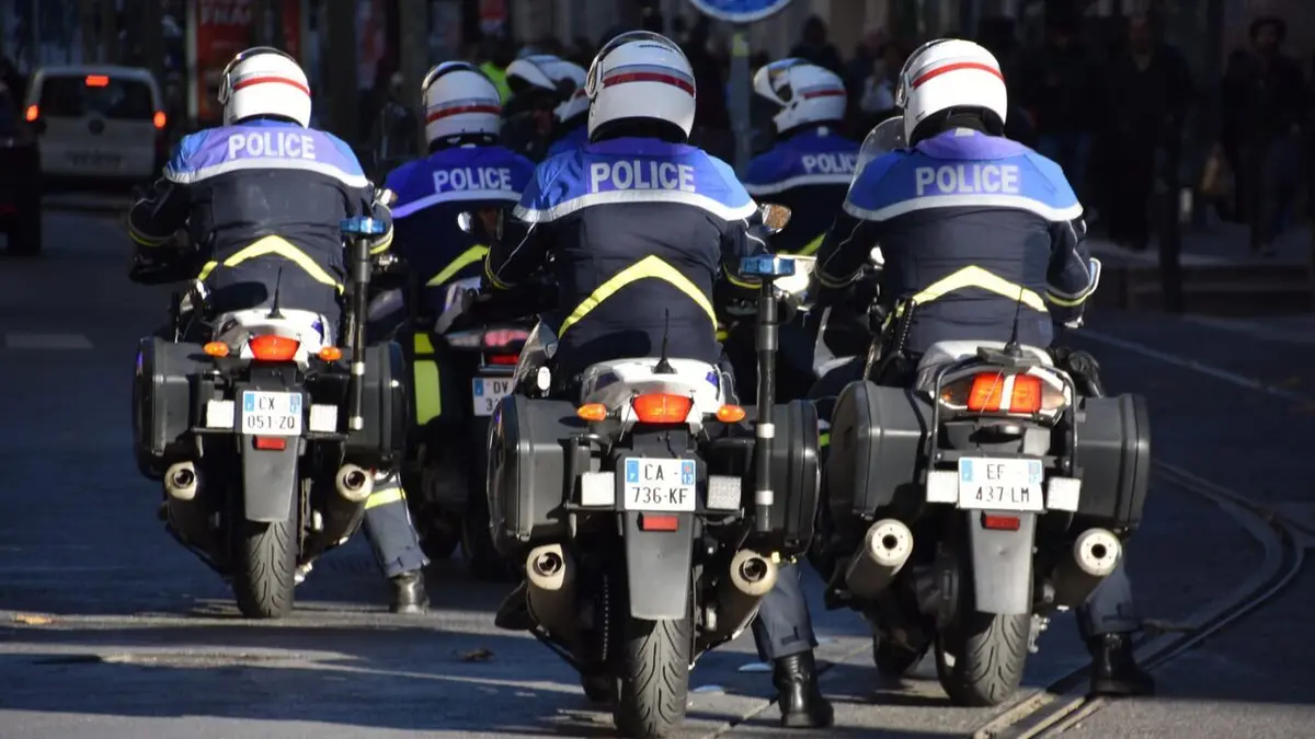 Enquête d'action Course-poursuite et flagrant délit : les motards de la police au défi ! (1/2)