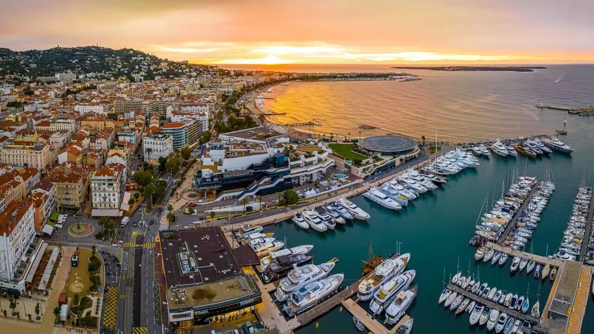 Enquête d'action Un été à Cannes : équipes de choc sur la plus chic des stations balnéaires