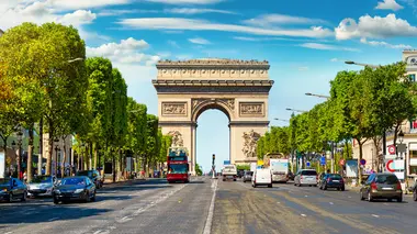 Enquête d'action Vols, rixes et excès : frime et délits dans le Triangle d'Or de Paris
