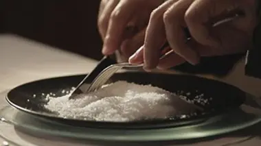 Sel : alerte dans nos assiettes