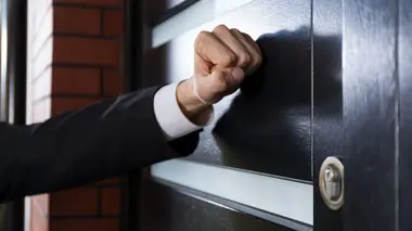 Arnaques à domicile : enquête sur ces nouveaux délinquants qui frappent à votre porte