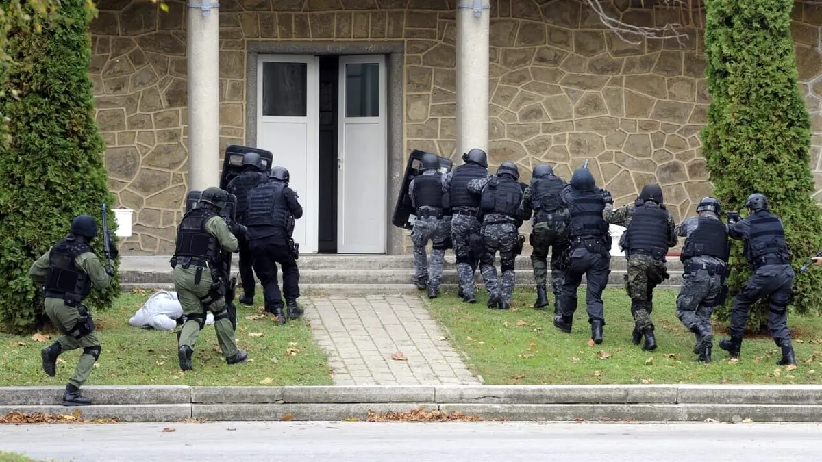 Enquête exclusive Forcenés, retranchés à domicile : la France qui craque