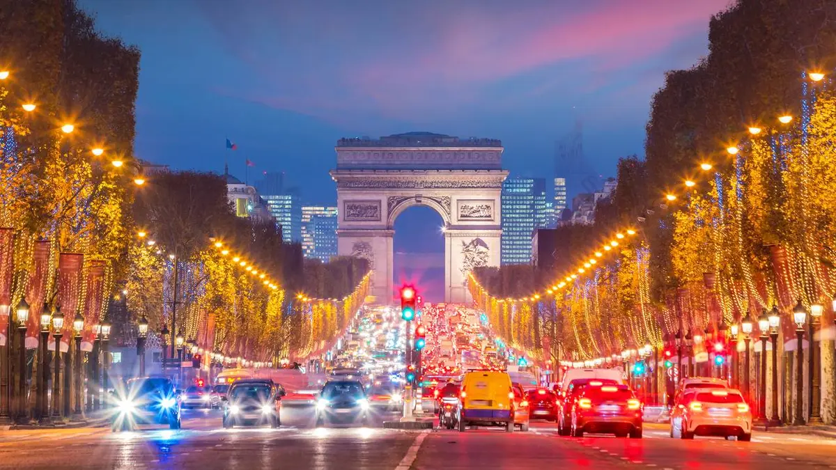 Enquête prioritaire Champs Elysées : dans les coulisses de la plus belle avenue du monde