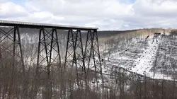 Erreurs de construction Gratte-ciel en péril et passerelle infranchissable