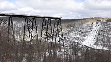 Erreurs de construction Gratte-ciel en péril et passerelle infranchissable