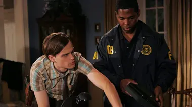 Esprits criminels S01E18 Crimes à la une