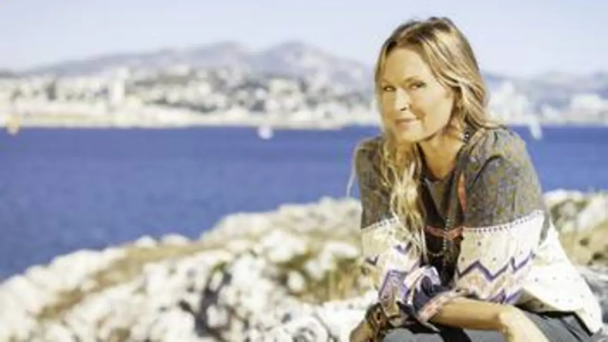 Estelle Lefébure présente