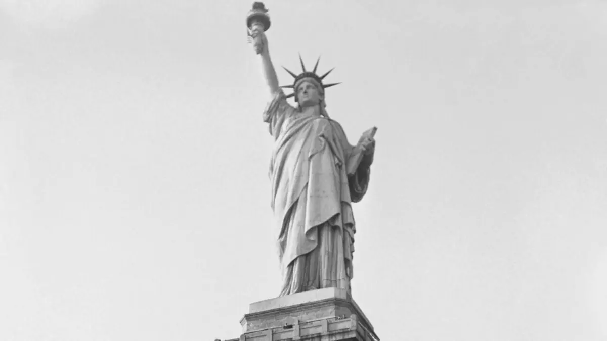 Face à l'histoire : L'épopée de Lady Liberty Le flambeau de la liberté