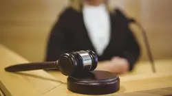 Faites entrer l'accusé S10E13 Vicenzo Aiutino, l'homme aux cinquante affaires