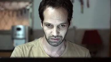 False Flag S02E03 Résidences surveillées