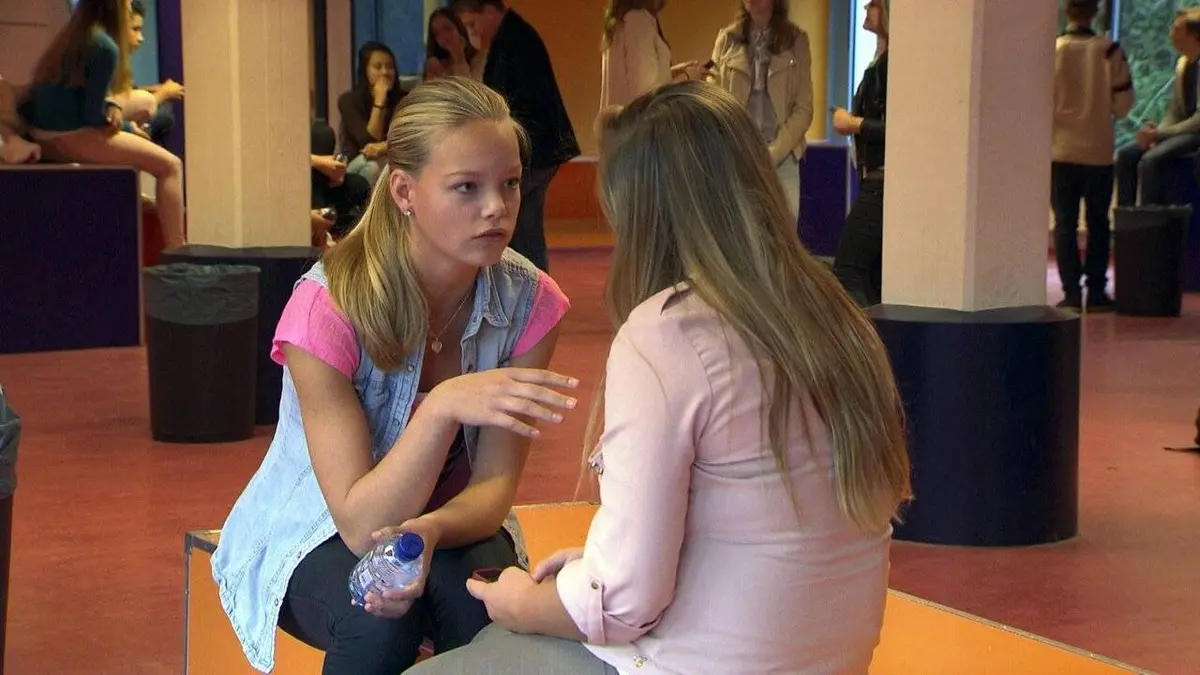 First Years S01E24 Le groupe du collège