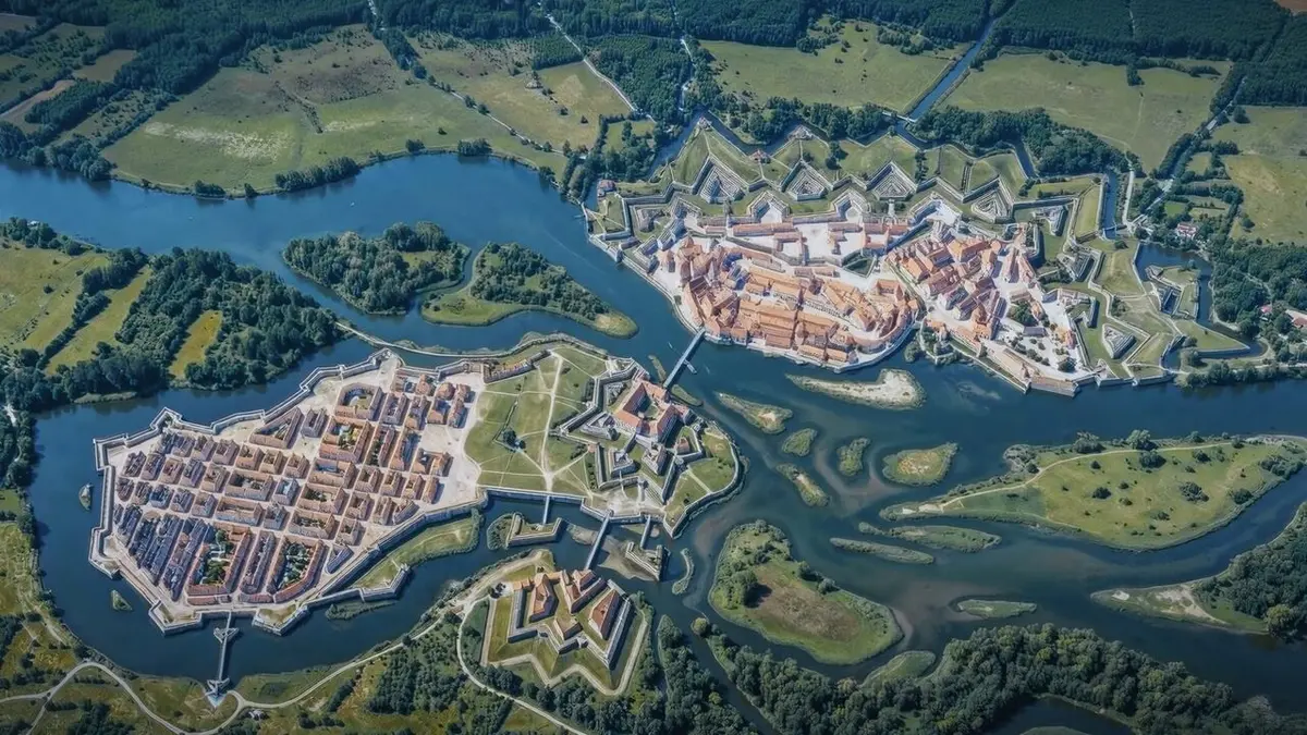 Forteresses assiégées Les deux citadelles de Brisach