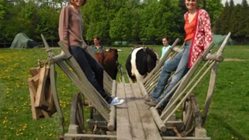 Fourchette et sac à dos S05E06 Destination Berlin