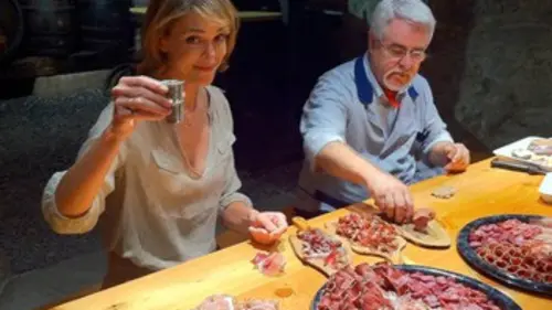 Fourchette et sac à dos S05E04 La Suisse