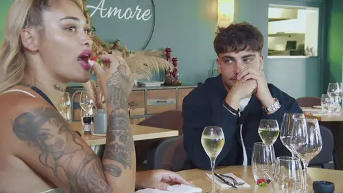 Frenchie Shore Le cul entre deux chaises