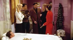 Friends  S08E13 Celui qui découvrait les joies du bain