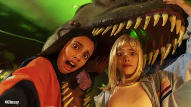 Gabby Duran, Baby-sitter d'extraterrestres S02E12 Dina et Doug