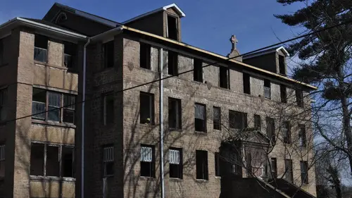 Ghost Asylum S01E04 Old War Memorial