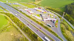 Sur RMC Story à 21h10 : Grands departs : immersion dans une aire d'autoroute