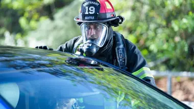 Grey's Anatomy : Station 19 S06E03 Les mains liées