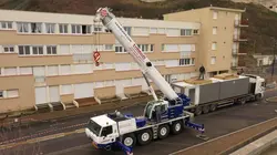 Grues et camions : les géants des chantiers