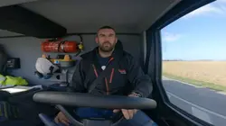 Grues et camions : les géants des chantiers