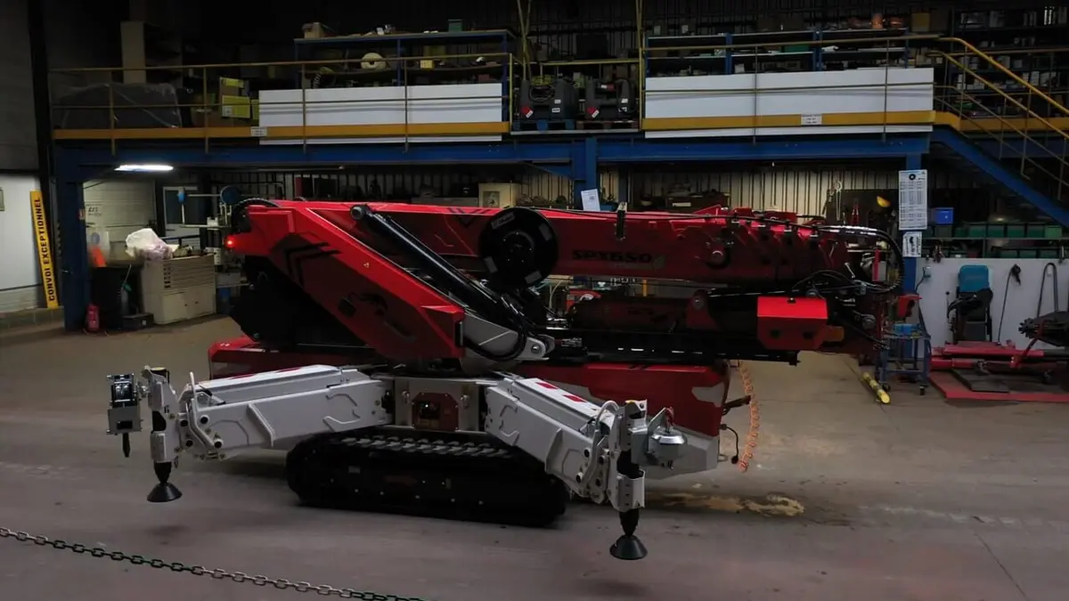 Grues et camions : les géants des chantiers Rivalité et défis de haut vol