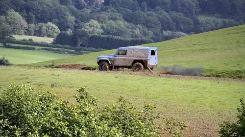 Guy's Garage S01E03 Défi Land Rover Defender