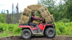 Habitations en péril : le ranch des Raney  Ravitaillement aérien
