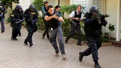 Hawaii 5-0 S01E23 Ua Hiki Mai Kapalena Pau