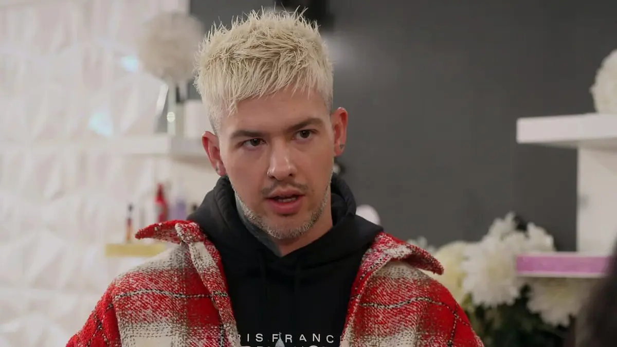 Help! I'm in a Secret Relationship! Lisa et Tee