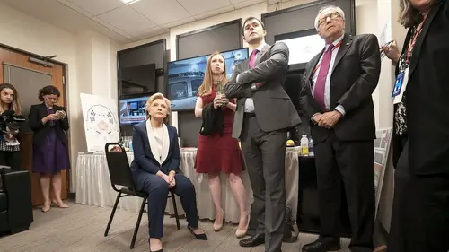 Hillary S01E02 Devenir une femme