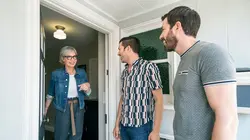 Hollywood rénove Allison Janney éblouit son assistante chérie