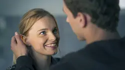 Hoodie S01E19 Premier mensonge